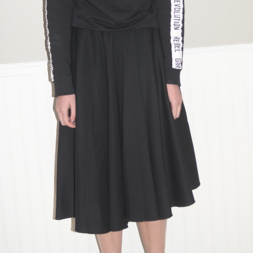 Kenneth Cole size 2 black skirt mid length calf